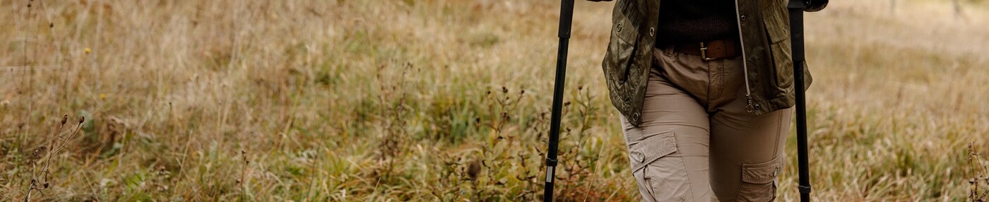 Frau, die bei einer Gesundheitsreise an einer Yogastunde im Freien teilnimmt