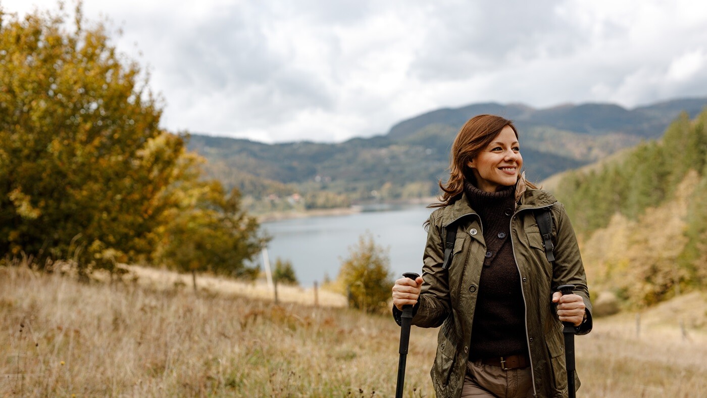 Frau, die bei einer Gesundheitsreise an einer Yogastunde im Freien teilnimmt
