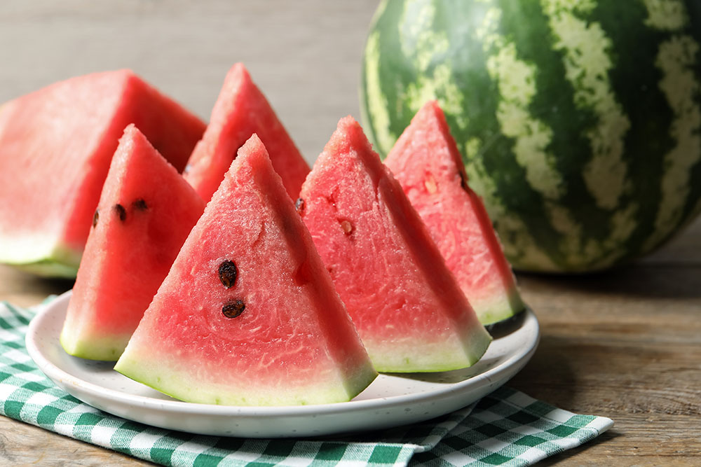 Wassermeldone auf einem Teller als wasserreiches Lebensmittel