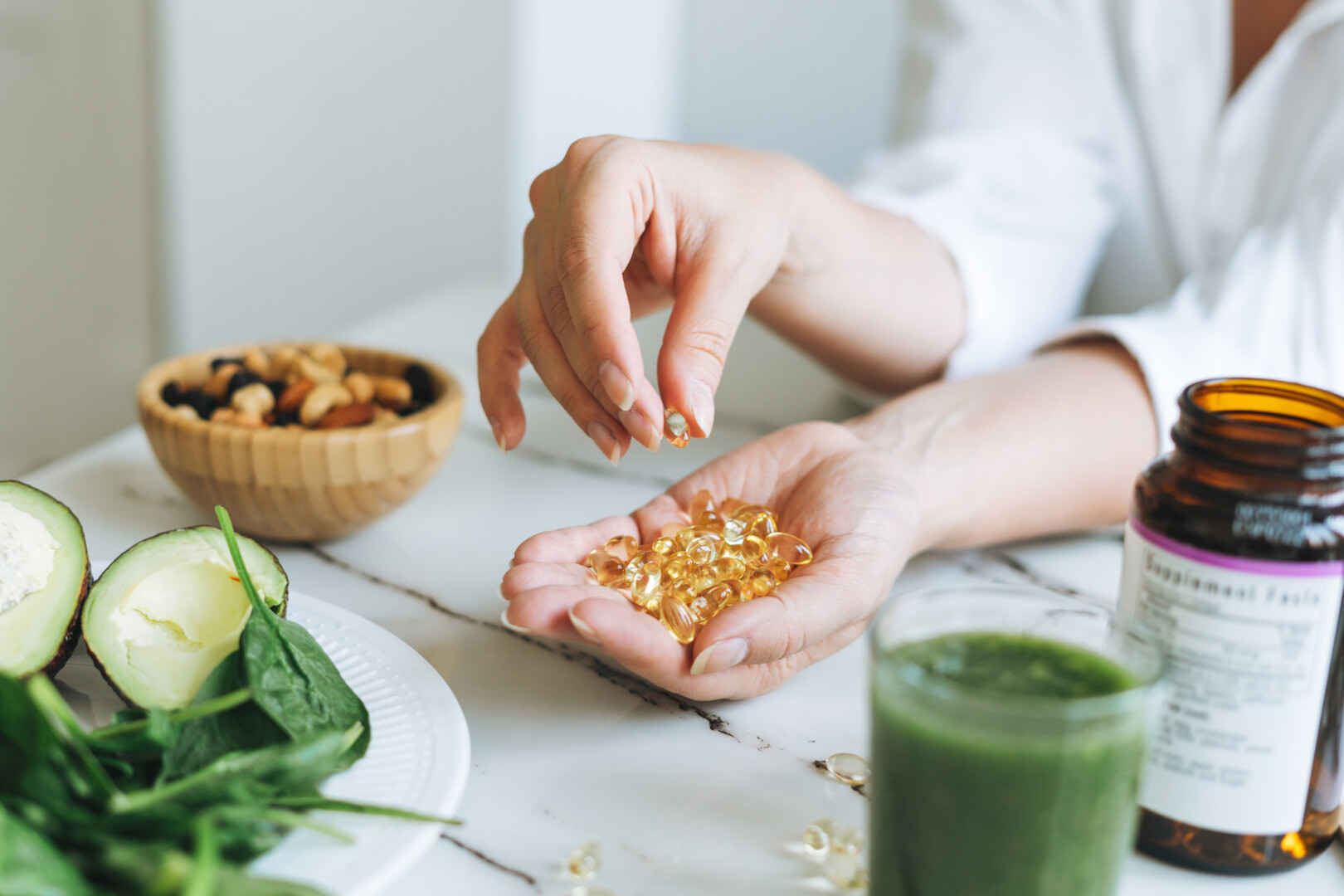 Frauenhände mit Vitamin-D-Präperat