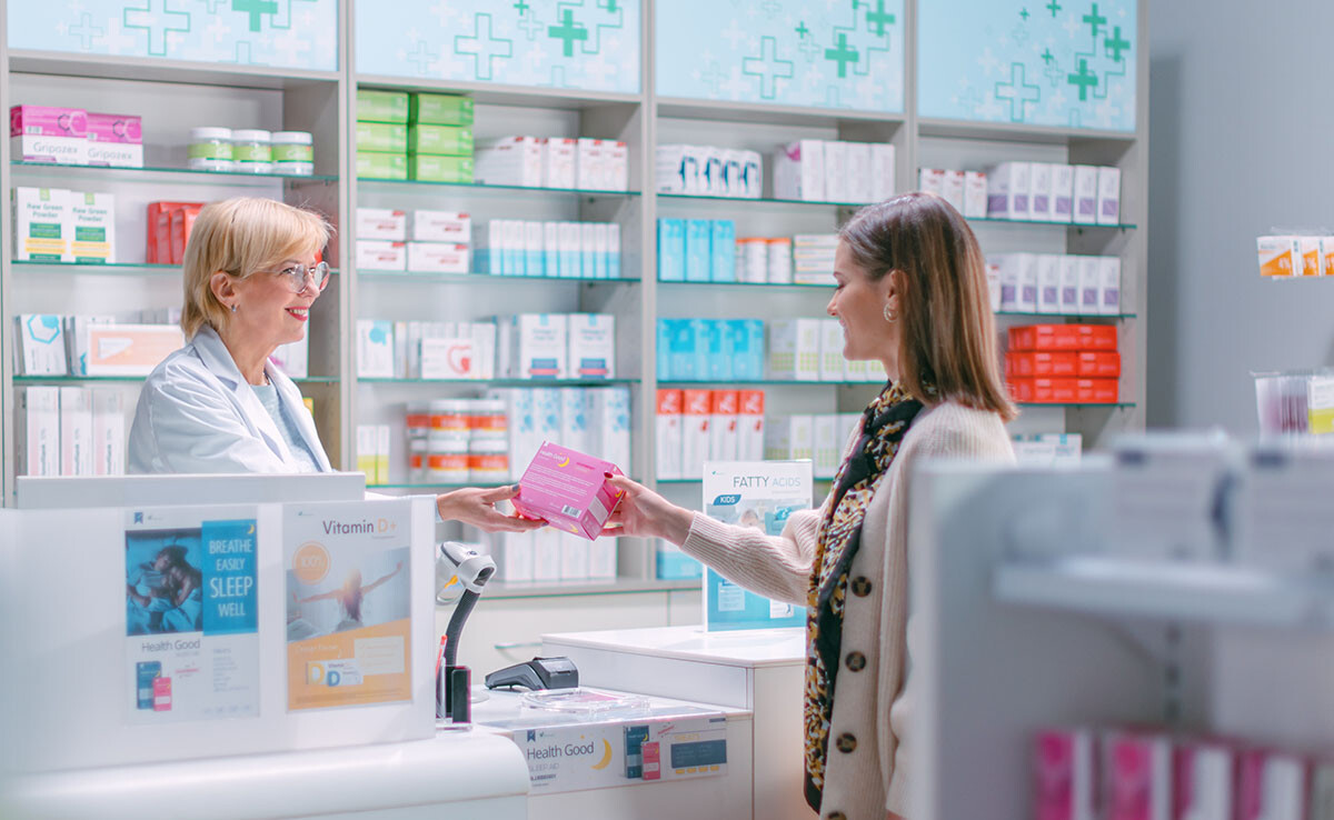 Arzneimittel Frau, die in der Apotheke ein Arzneimittel abholt