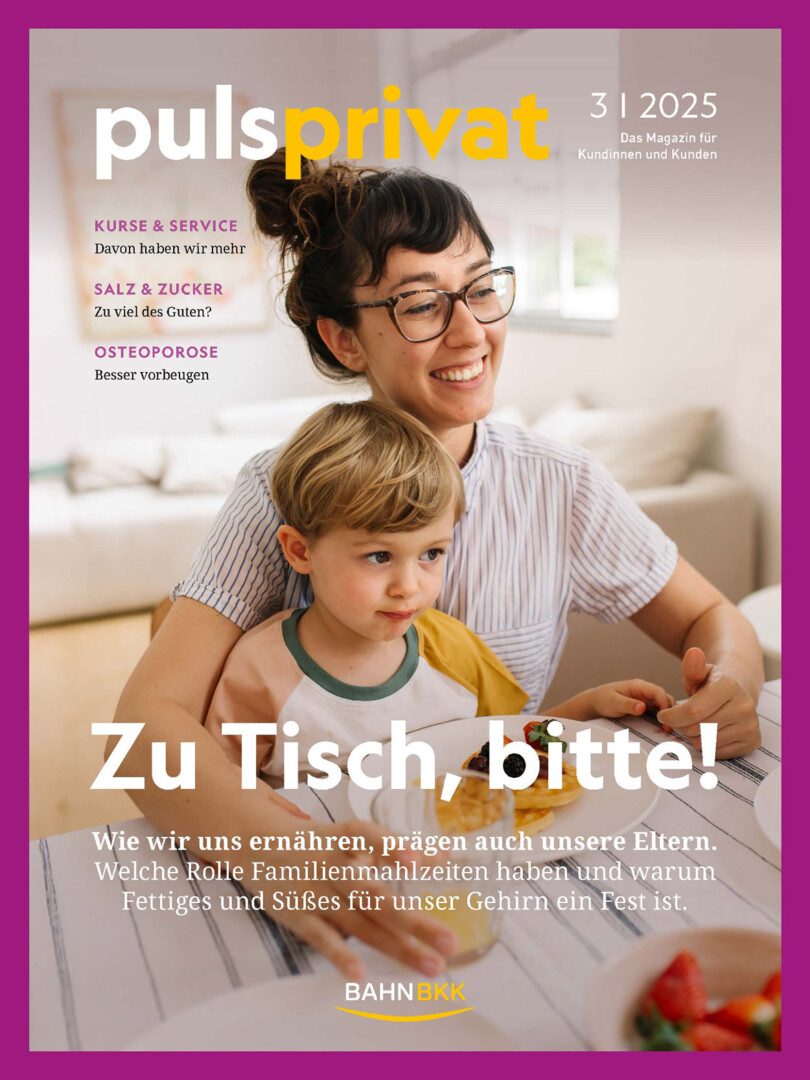 Titelbild des BAHN-BKK-Kundenmagazins pulsprivat: Mutter mit Kind auf dem Schoß am Esstisch