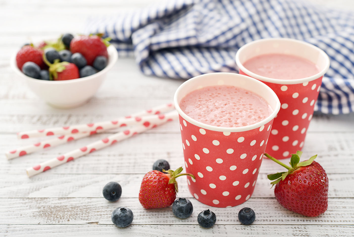Milchshake Milchshake mit Erdbeeren und Heidelbeeren