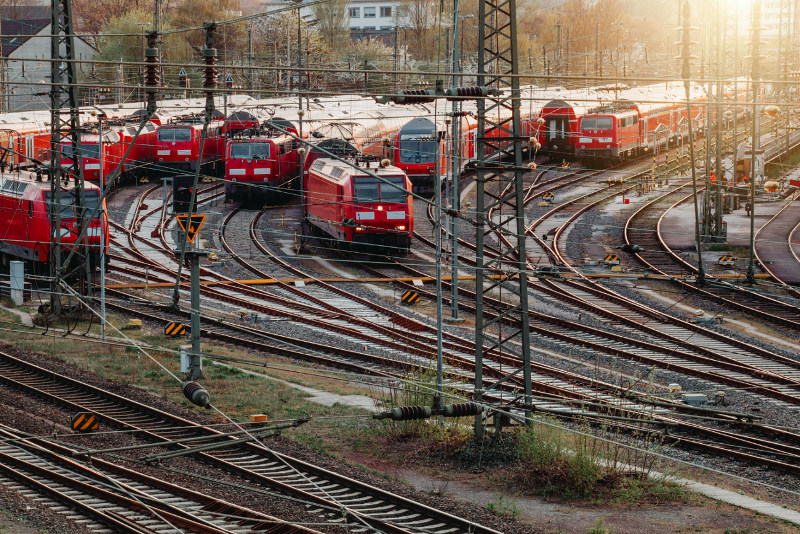 rote Züge und viele Schienen