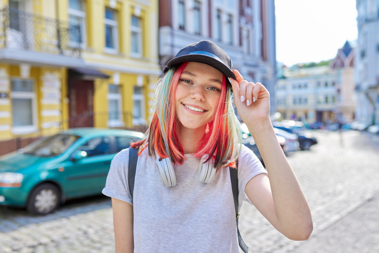 Mädchensprechstunde Jugendliche mit bunt gefärbten Haaren in der Stadt auf dem Weg zur Mädchensprechstunde M1 beim Frauenarzt