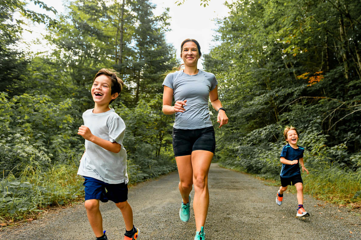 Sportlich, sportlich - pulsprivat Mutter joggt mit ihren beiden Söhnen durch den Wald