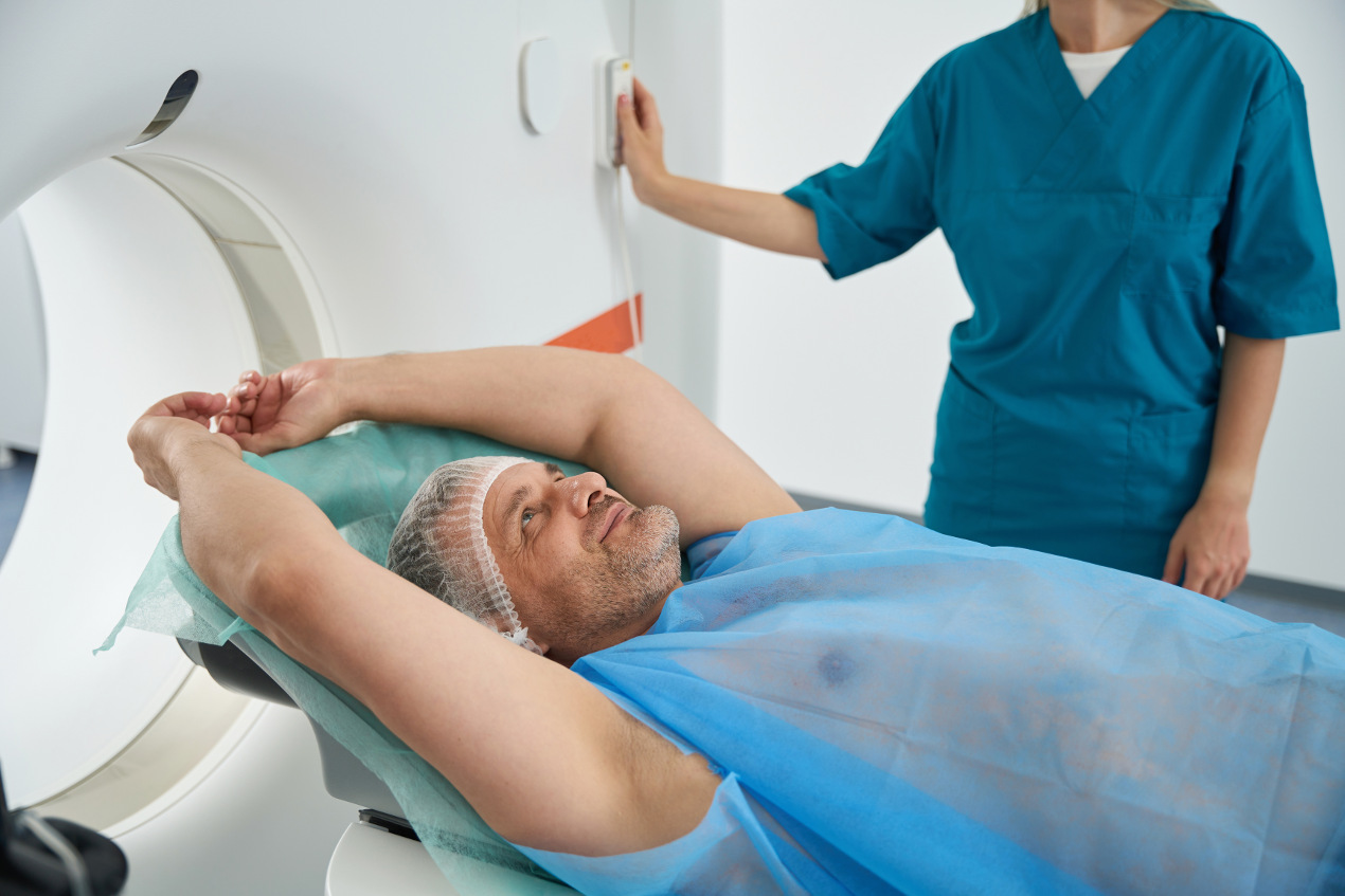 Mann beim Lungenkrebs-Screening mittels Niedrigdosis-Computertomografie (<abbr title=