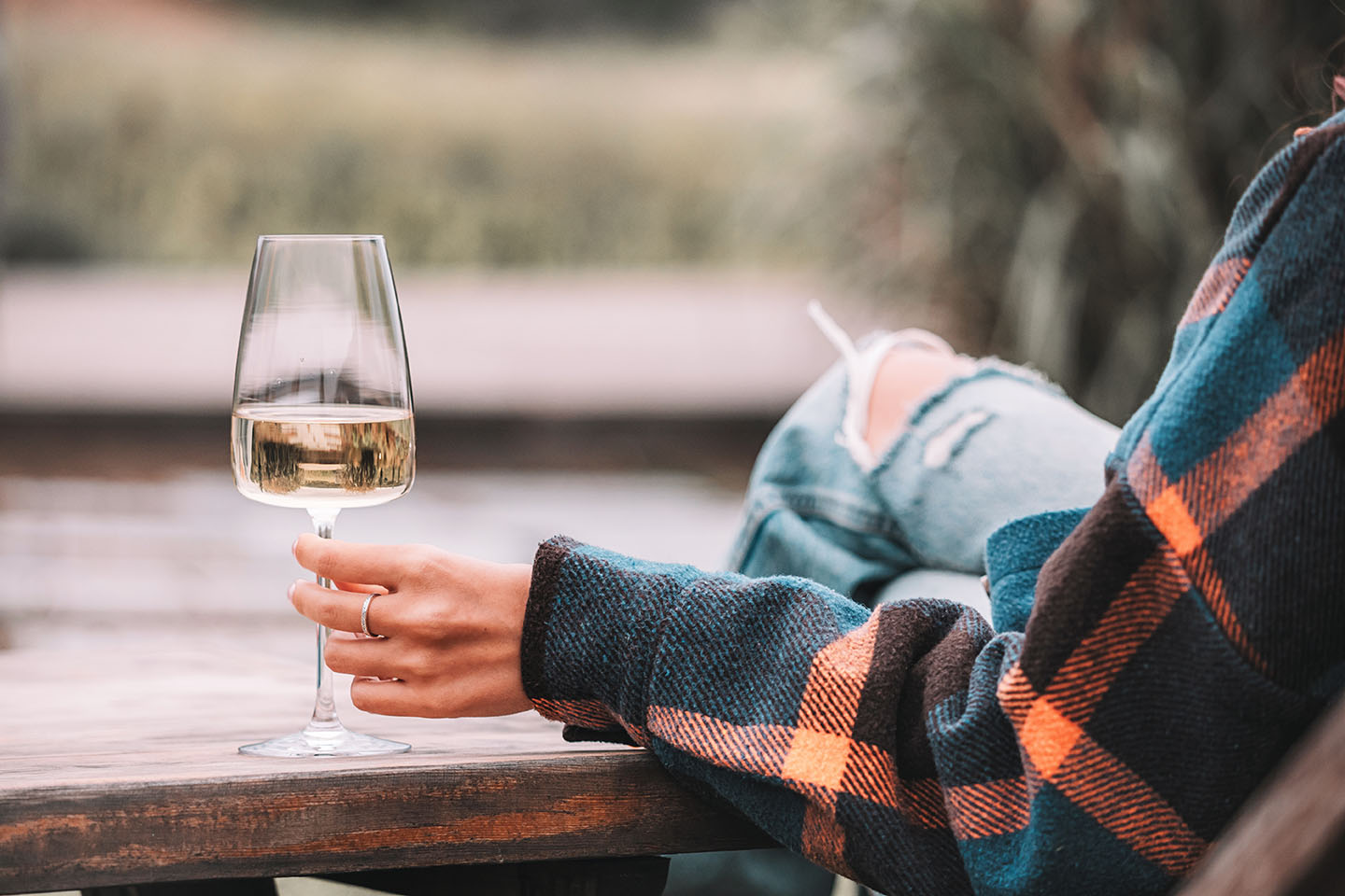 Frau mit einem Glas Weißwein