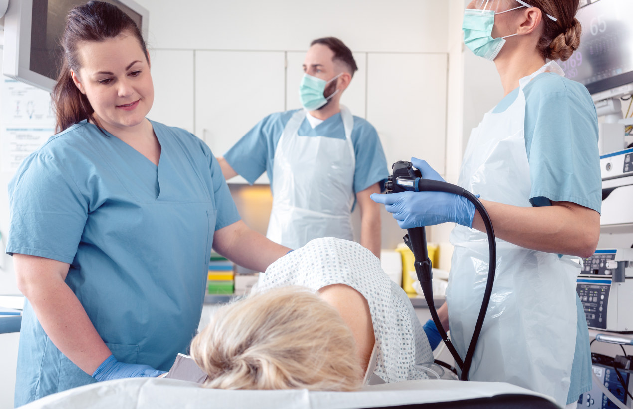 Koloskopie Patientin mit Ärztin und medizinischem Fachpersonal während der Koloskopie