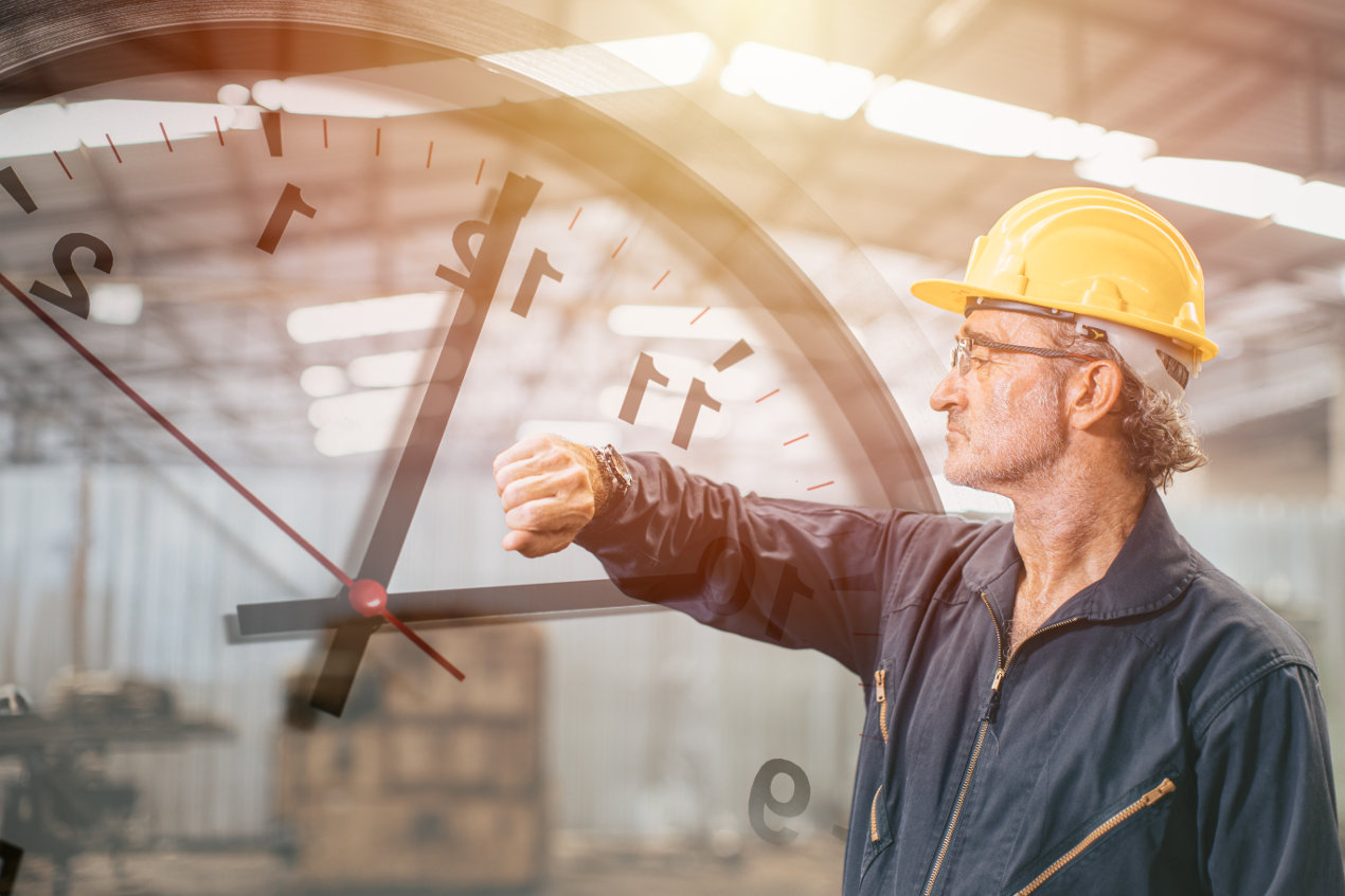 Arbeiter schaut auf die Uhr