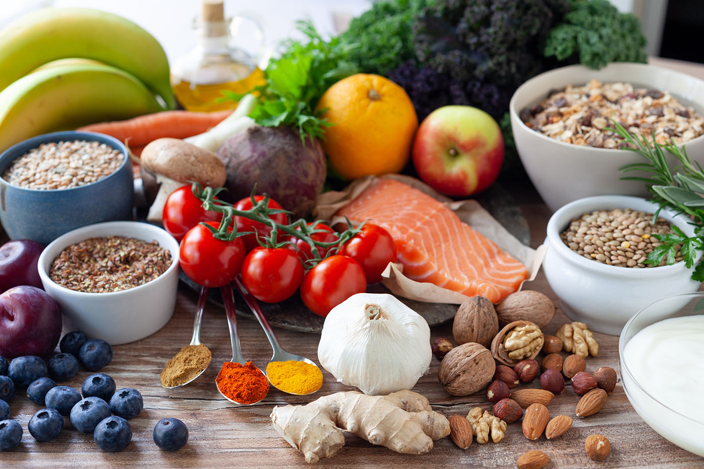 Lebensmittel: Beeren, Gemüse, Nüsse, Gewürze