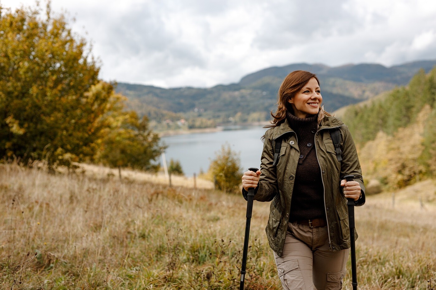 Frau, die bei einer Gesundheitsreise an einer Nordic-Walking-Stunde teilnimmt