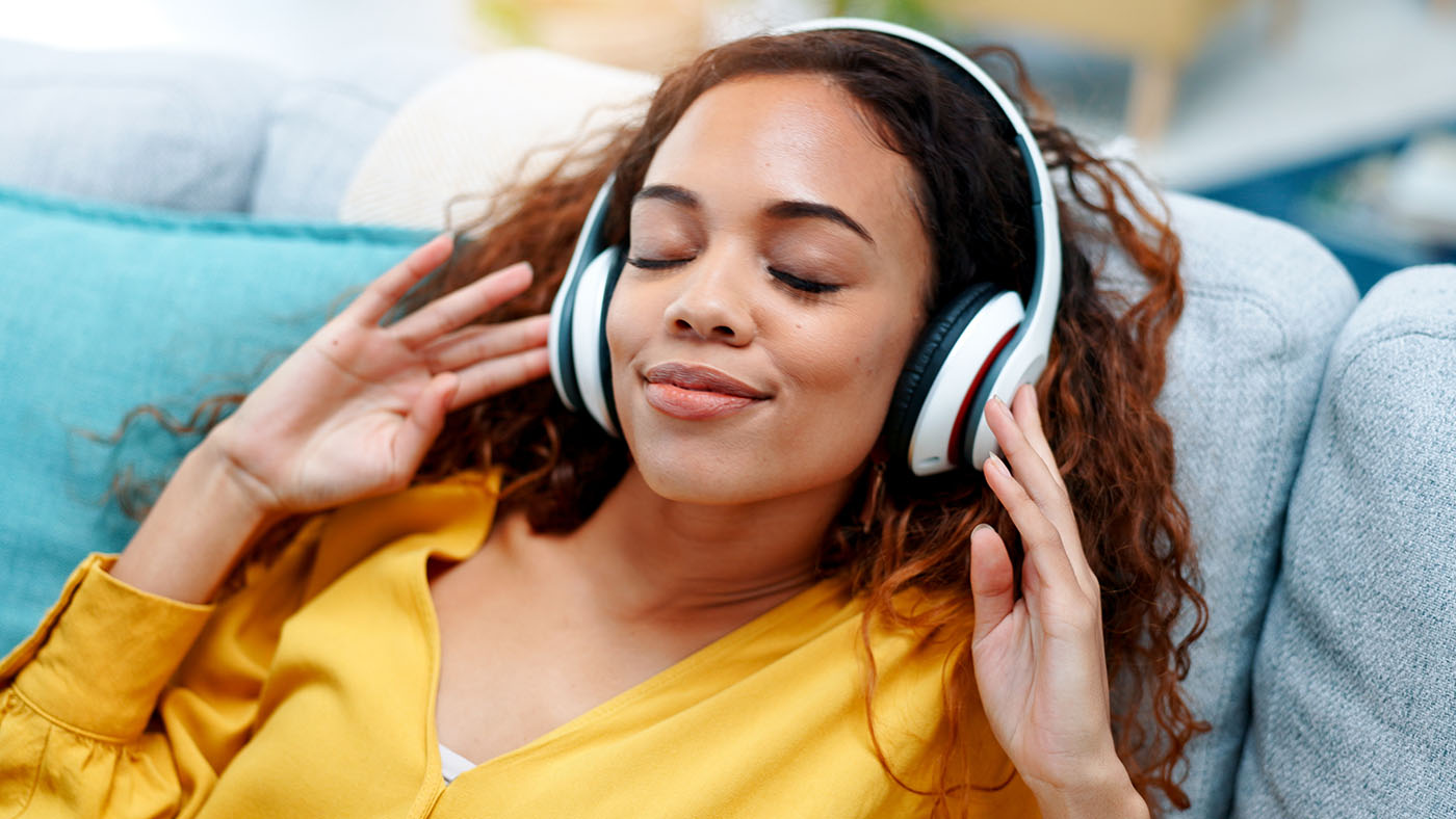 Frau, die zur Entspannung Musik hört