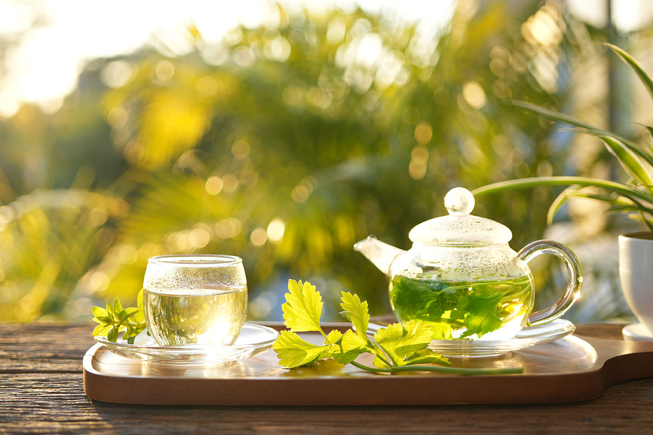 Sommertee Tablett mit einer Kanne und einer Tasse Tee