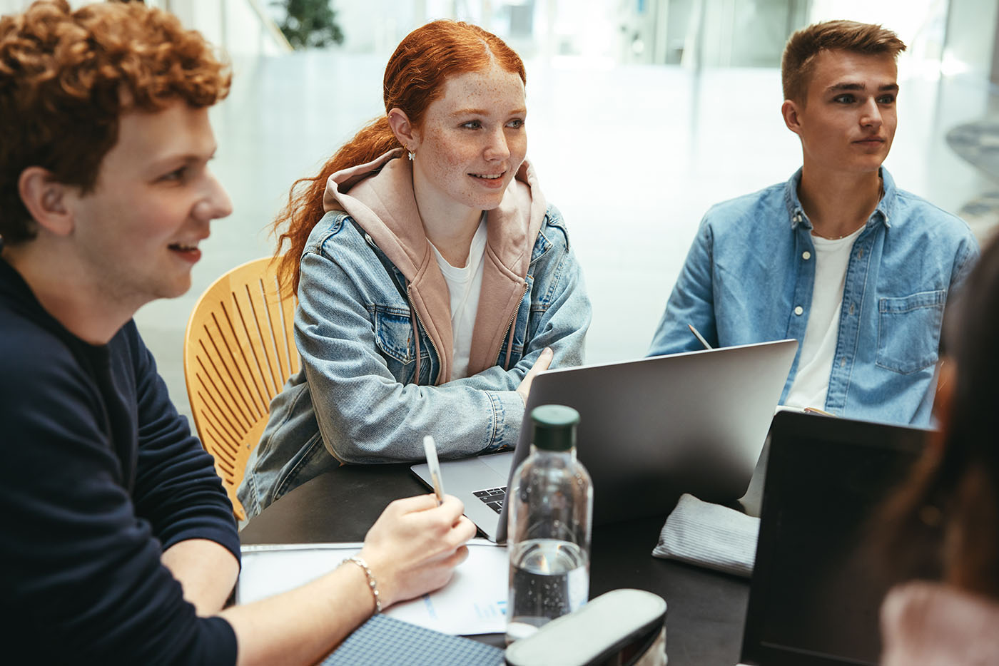 Schüler Schüler sitzen gemeinsam an einem Tisch