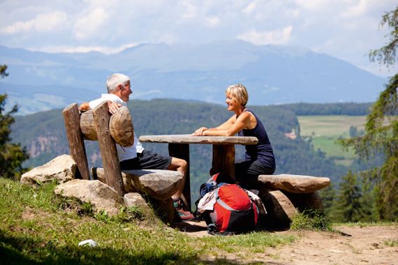 Älteres Paar in den Bergen bei einer Pause vom Wandern
