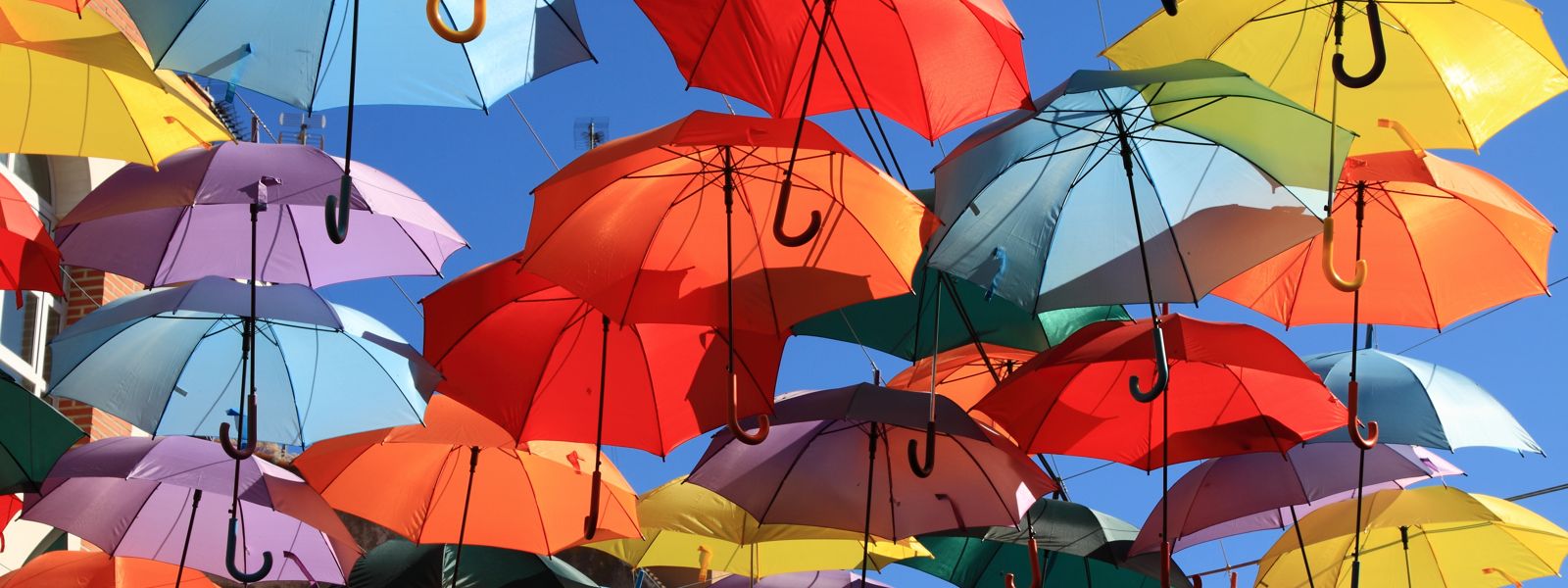 bunte Regenschirme fliegen durch die Luft