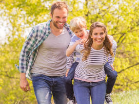 Familie freut sich in der Natur über die gute Absicherung bei der BAHN-BKK und den DEVK-Zusatztarifen