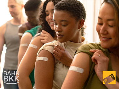 Frauen mit Pflaster auf dem Arm nach Impfung