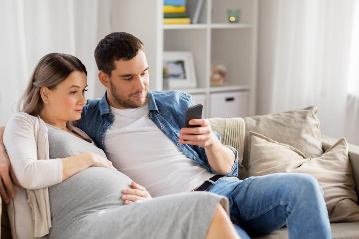 Wir unterstützen Schwangere mit einem Online-Geburtsvorbereitungskurs und bezuschussen Kurse für (werdende) Väter.